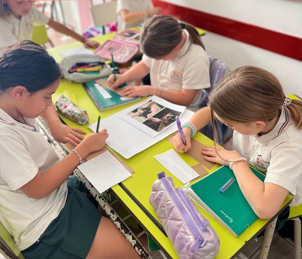 Alumnas en clase bilingüe en Dreamdays College