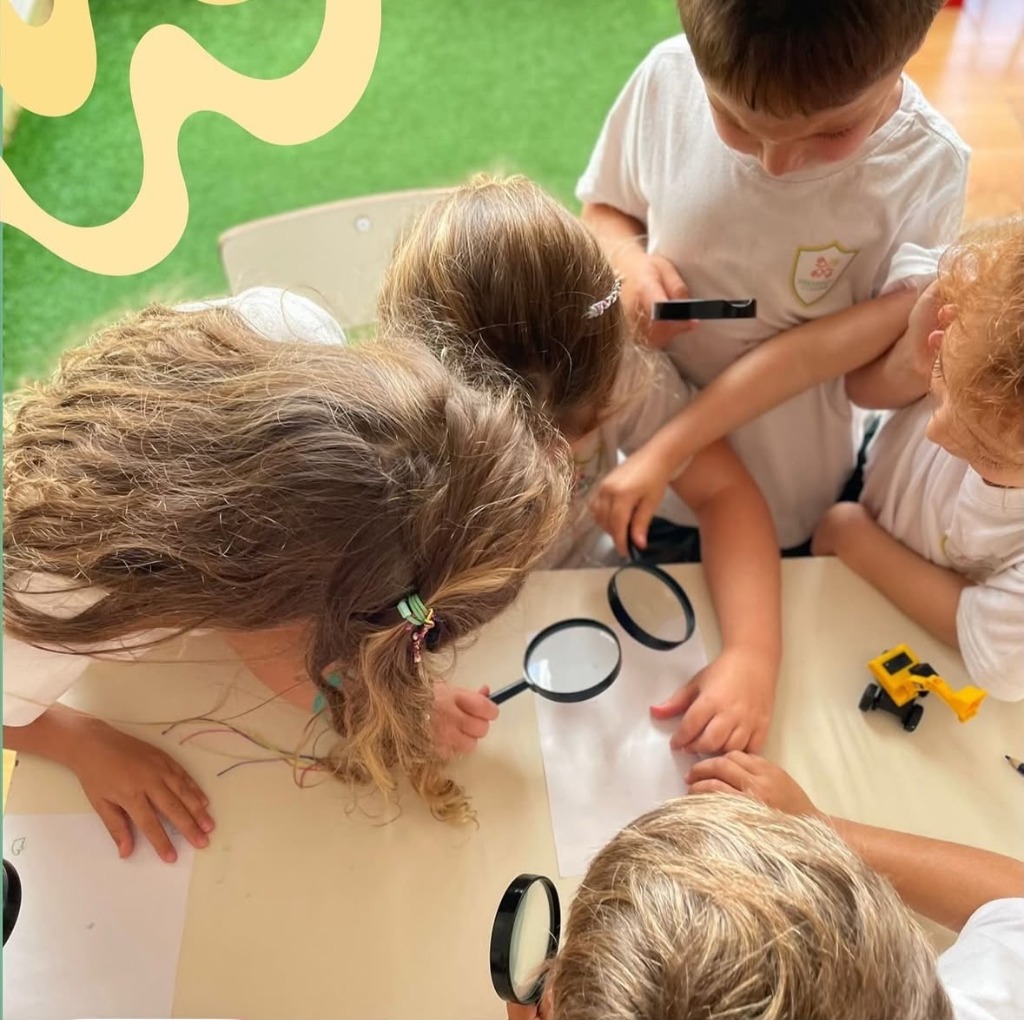 Alumnos explorando con lupas - Pedagogía Reggio Emilia